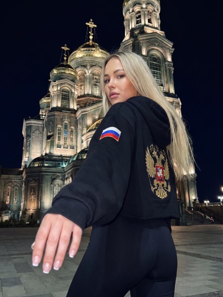 Пример нейрофотосессии по промпту № 1842