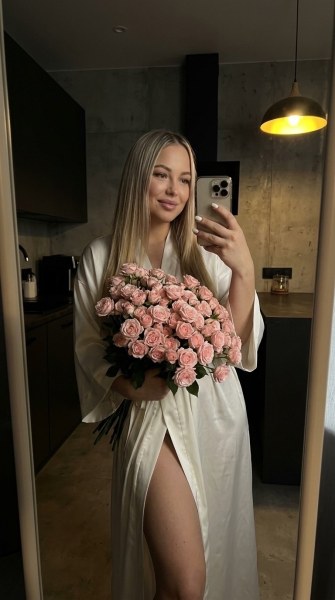 Пример нейрофотосессии по промпту № 2556